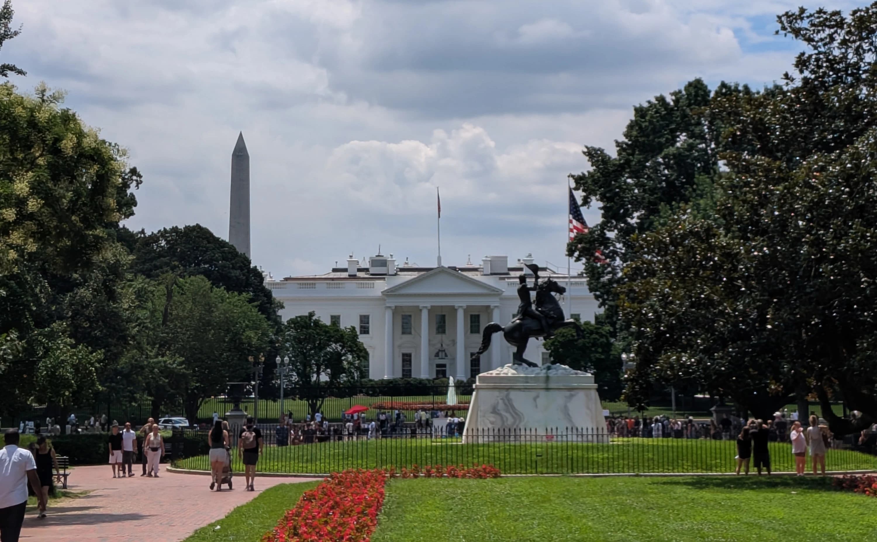 La Casa Blanca en Washington D.C., con el Monumento a Washington de fondo y visitantes en los jardines. Foto: INDIARIO.