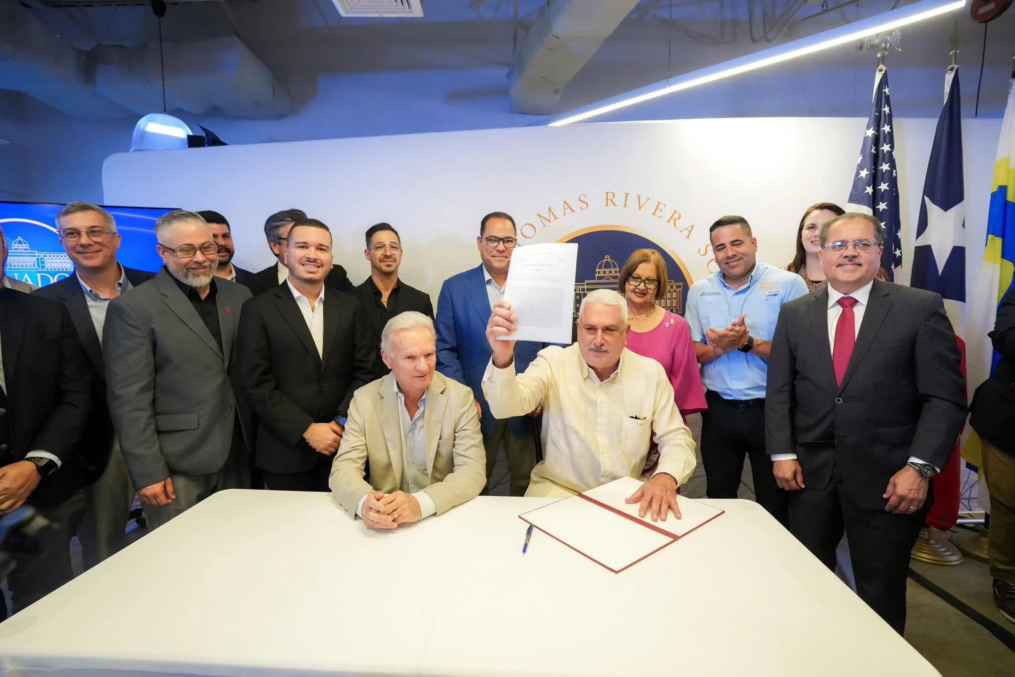Thomas Rivera Schatz sostiene el Proyecto del Senado 769 tras presentarlo junto a líderes del sector tecnológico, académico y gubernamental, en un acto que propone la creación del Instituto de Inteligencia Artificial de Puerto Rico.