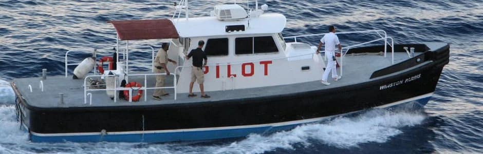 Lancha de prácticos navegando en la Bahía de San Juan, utilizada para asistir en las maniobras de entrada y salida de barcos, incluyendo buques de combustible.