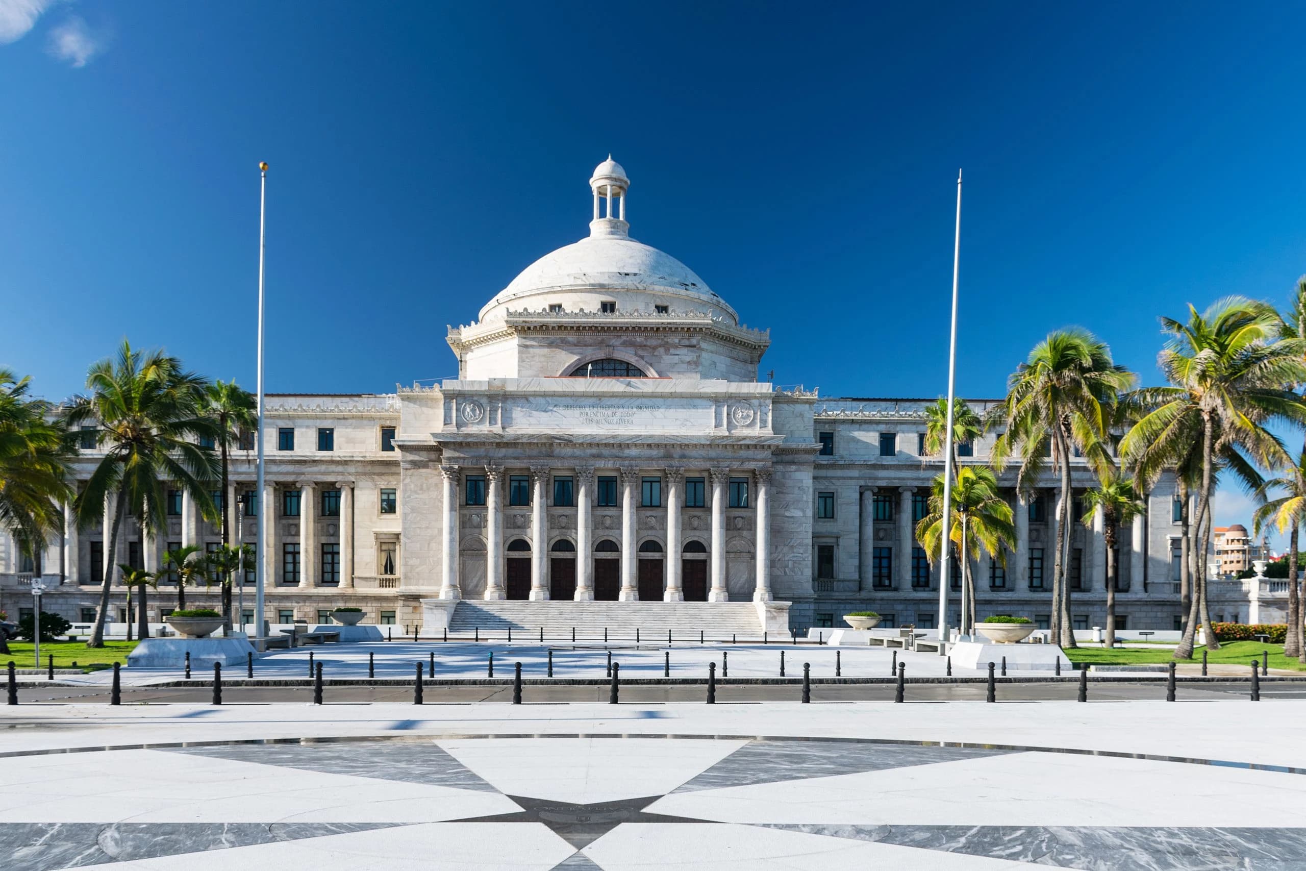 Fotografía del Capitolio de Puerto Rico en San Juan, edificio con cúpula blanca que alberga al Senado y la Cámara de Representantes.