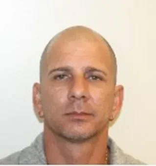 Fotografía de Erick Carlos Artiles Ramos, inmigrante cubano con historial criminal por homicidio, secuestro, robo y carjacking a mano armada.