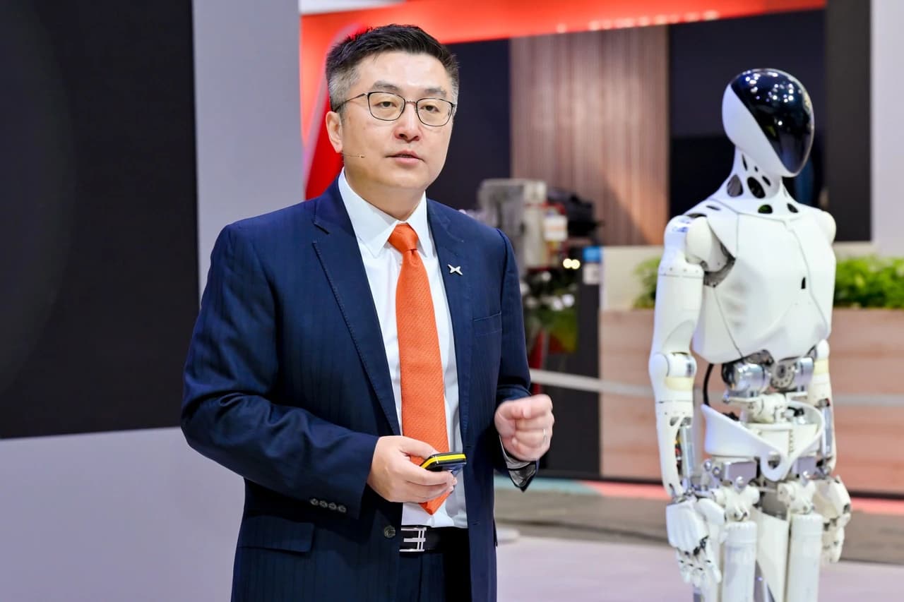 Imagen suministrada de Dr. Brian Gu, vicepresidente y presidente de XPENG, posando en IAA Mobility 2025 en Múnich junto al robot humanoide IRON.