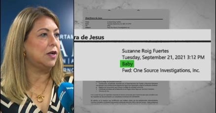 Montaje que muestra a la izquierda a Suzanne Roig Fuertes hablando frente a micrófonos durante una conferencia de prensa, y a la derecha una captura de pantalla de un correo electrónico atribuido a la funcionaria, fechado el martes 21 de septiembre de 2021 a las 3:12 p.m., con el asunto resaltado en verde que lee "Baby", relacionado con un reenvío sobre One Source Investigations, Inc.