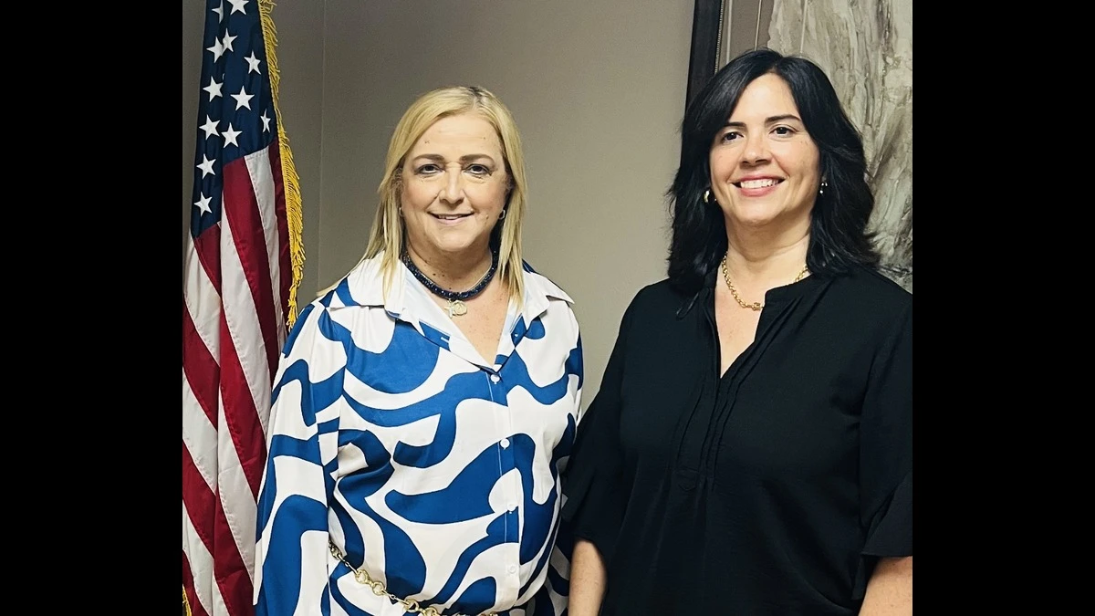 Lourdes Ramos, representante del PNP, aparece a la izquierda en una foto junto a Carmen Vega Fournier, nominada a Contralora de Puerto Rico, frente a una bandera de EE.UU.