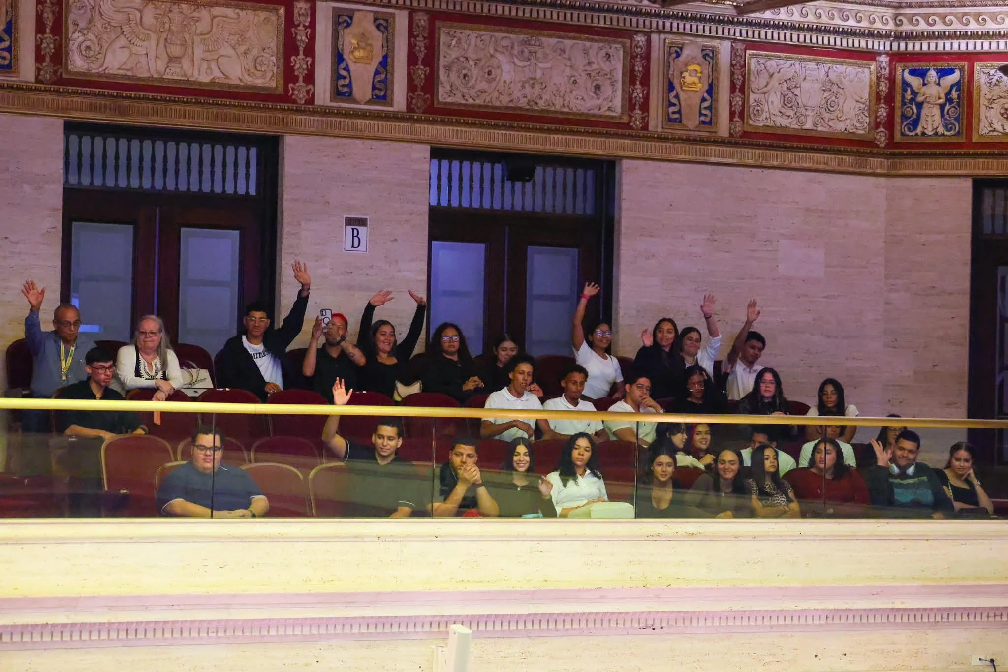 Público y grupos de estudiantes saludan desde las gradas del hemiciclo del Senado de Puerto Rico mientras se celebra una sesión ordinaria.
