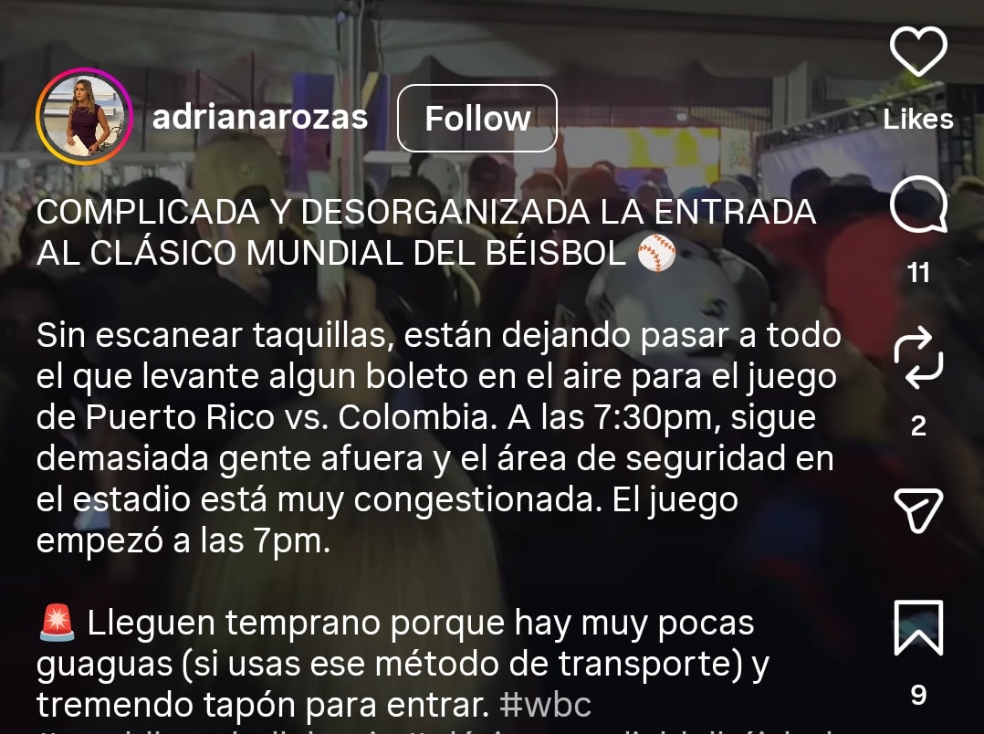 Captura de pantalla de una publicación de Instagram de la periodista Adriana Rozas mostrando la congestión en el área de entrada al Estadio Hiram Bithorn, con fanáticos aglomerados en la zona de acceso durante el juego de Puerto Rico contra Colombia en el Clásico Mundial de Béisbol 2026.