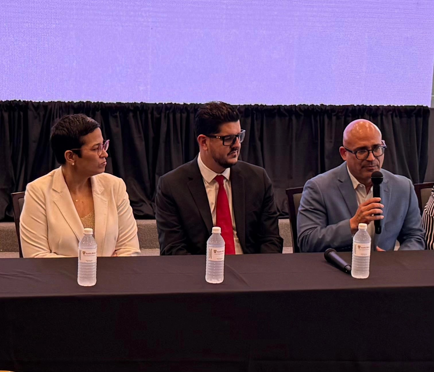 De izquierda a derecha: los doctores Nilka de Jesús, directora del Centro de Trasplante del Hospital Auxilio Mutuo; Pedro Hernández, director Quirúrgico e Iván Antúnez, hepatógo.