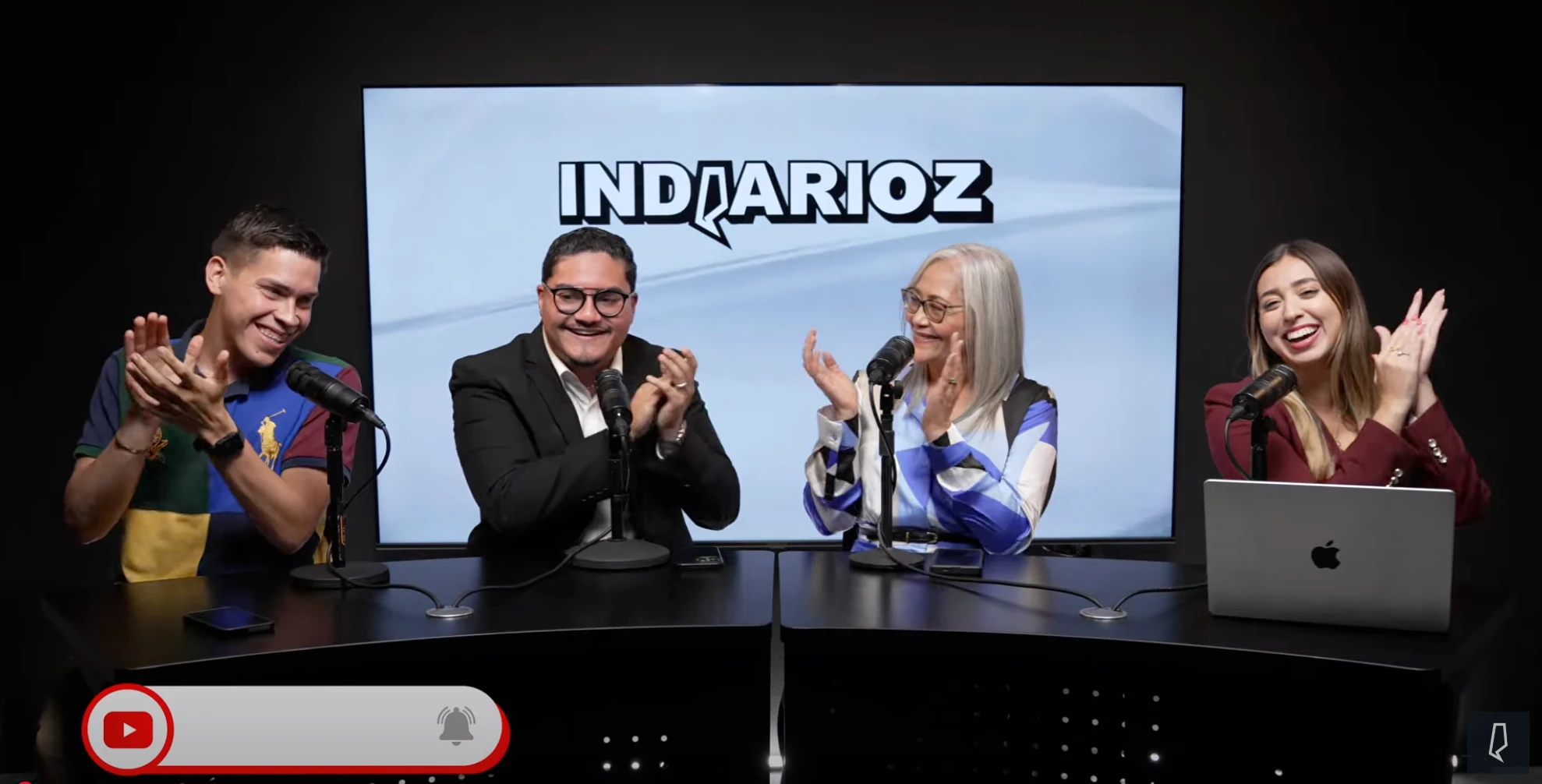 Set del programa INDIARIOZ con Ralyant Oxios, Coral Maysonet Navarro, Jessiel Cruz Cordero y Lizzy Burgos, todos aplaudiendo durante la entrevista transmitida en YouTube.