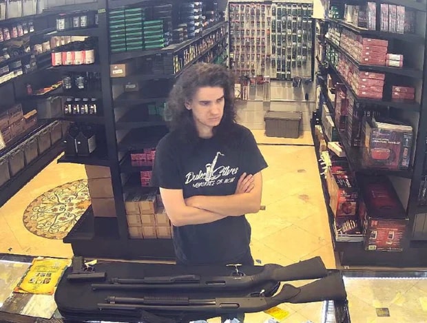 Nicholas Roske aparece en una tienda de armas con un arma larga sobre el mostrador; el acusado intentó asesinar al juez de la Corte Suprema Brett Kavanaugh.