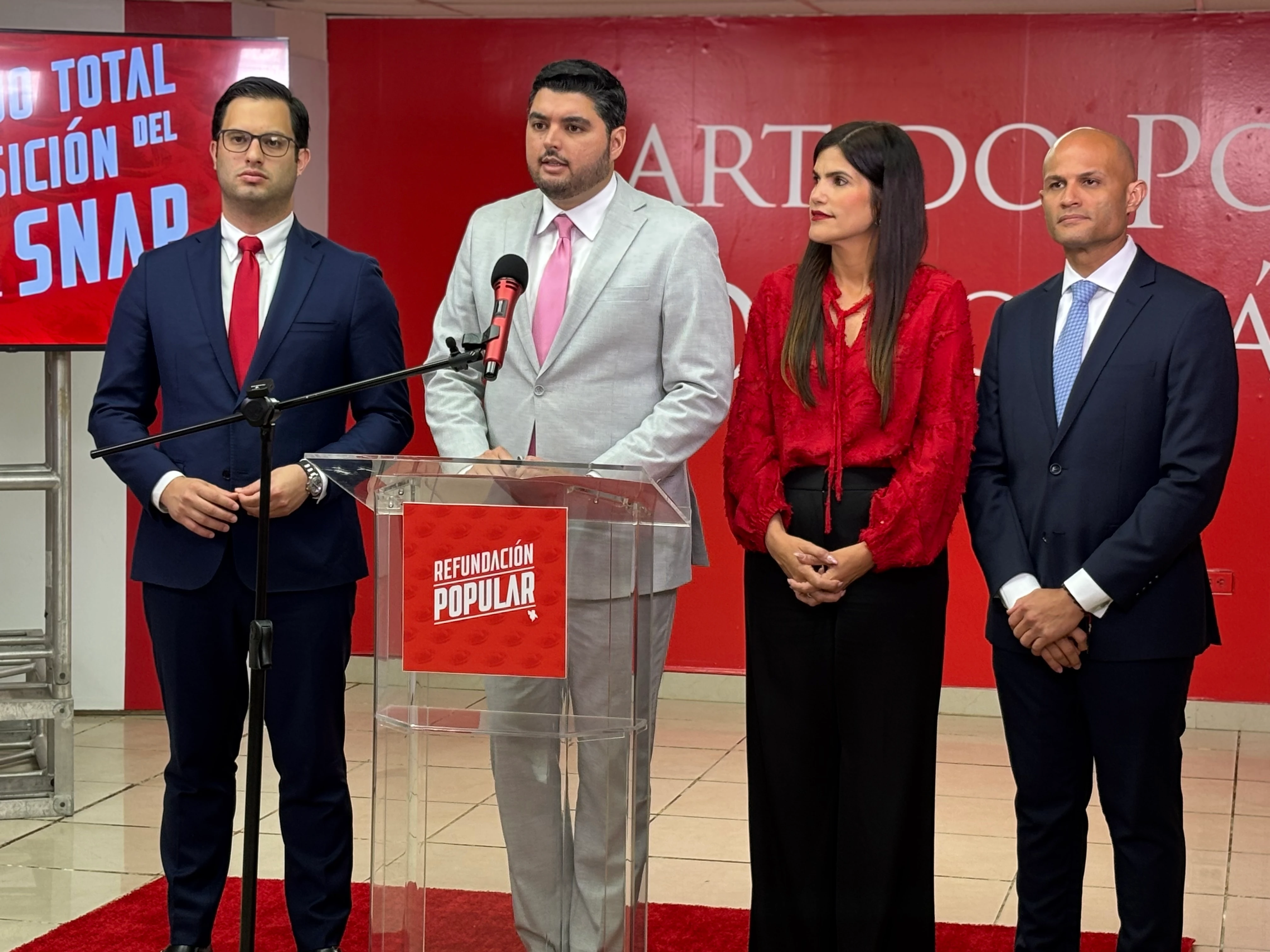 El secretario general del PPD, Manuel Calderón Cerame, junto al portavoz en la Cámara, Héctor Ferrer y otros líderes del PPD. Imagen suministrada.