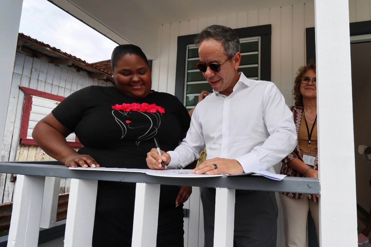Esther Hance Calderón recibe su nuevo hogar de parte del alcalde Miguel Romero Lugo. (Foto: Francisco Rodríguez-Burns)