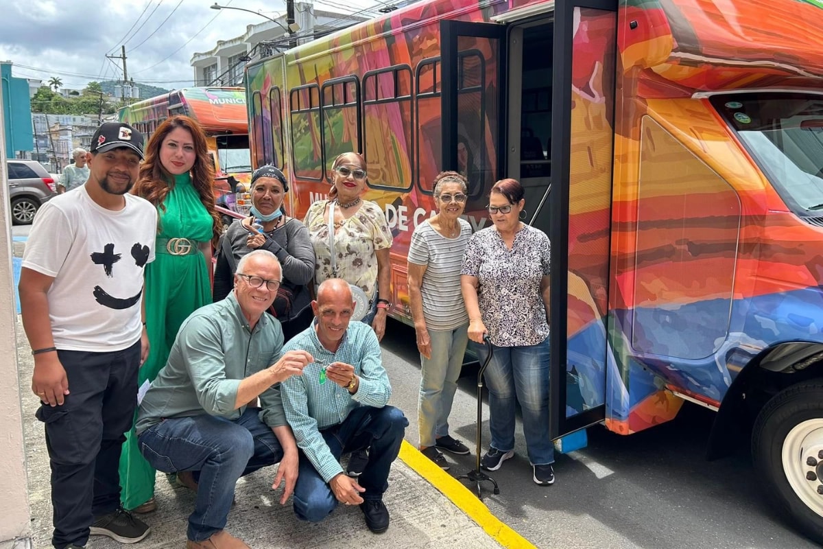 El alcalde de Cayey, Rolando Ortíz Velázquez hace entrega de los nuevos vehículos de transporte colectivo. (Foto: Suministrada)