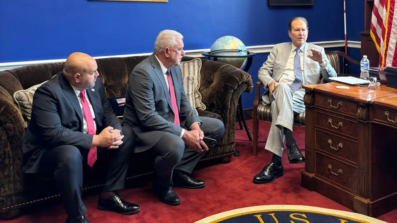 Reunión en Washington entre el congresista Vern Buchanan y el presidente del Senado de Puerto Rico, Thomas Rivera Schatz, acompañado por legisladores puertorriqueños.