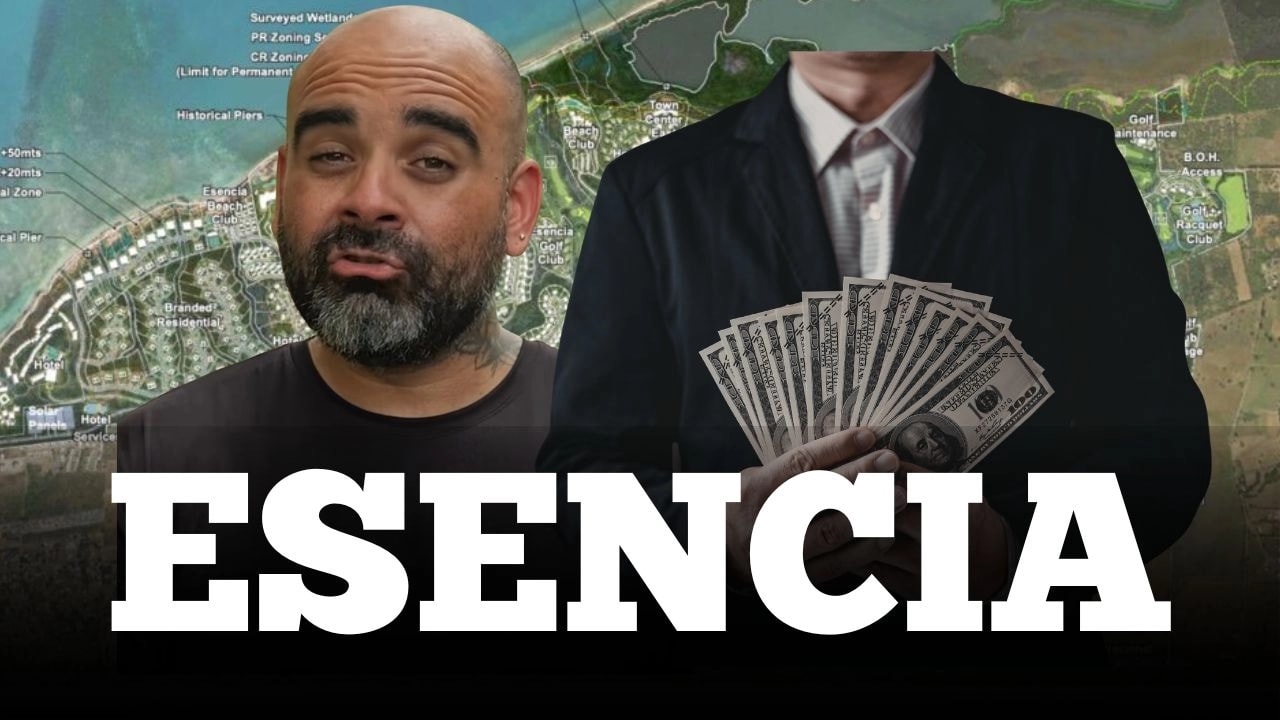 Montaje editorial de INDIARIO que muestra al creador de contenido Gabo Ramos junto a una figura sin rostro sosteniendo billetes de dólar, con un mapa aéreo del proyecto Esencia en Puerto Rico como fondo y el nombre "ESENCIA" en letras grandes en la parte inferior.