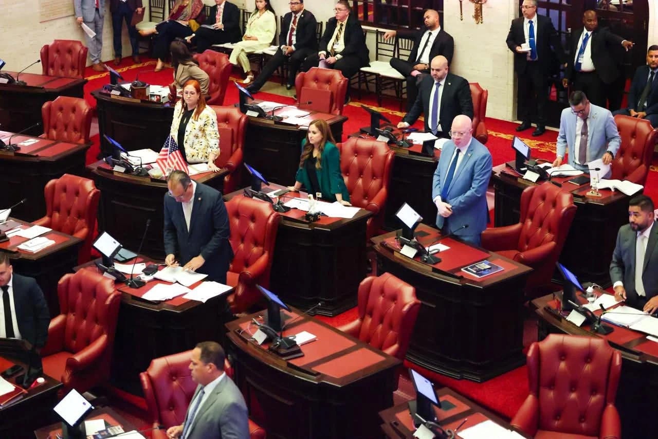 Senadores participan en sesión ordinaria en el hemiciclo del Capitolio, donde se aprobaron proyectos de ley y confirmaciones del Ejecutivo.