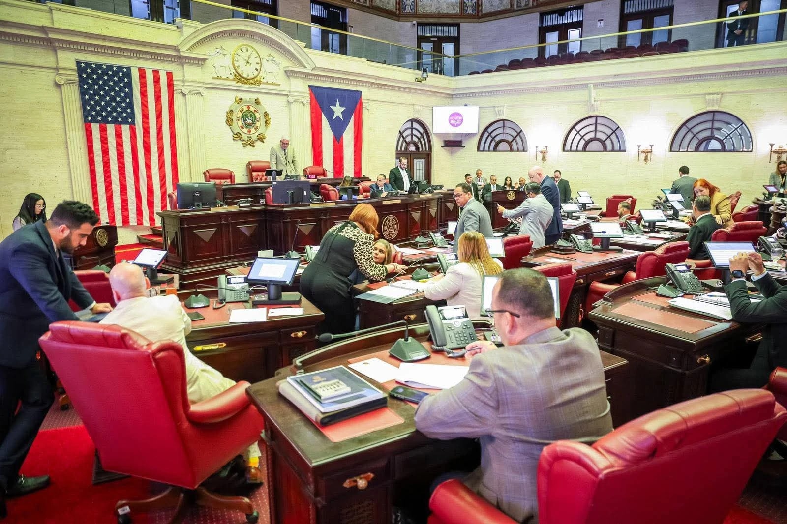 Plenario del Senado de Puerto Rico durante una sesión ordinaria, con legisladores en sus escaños mientras se discuten y aprueban medidas legislativas.