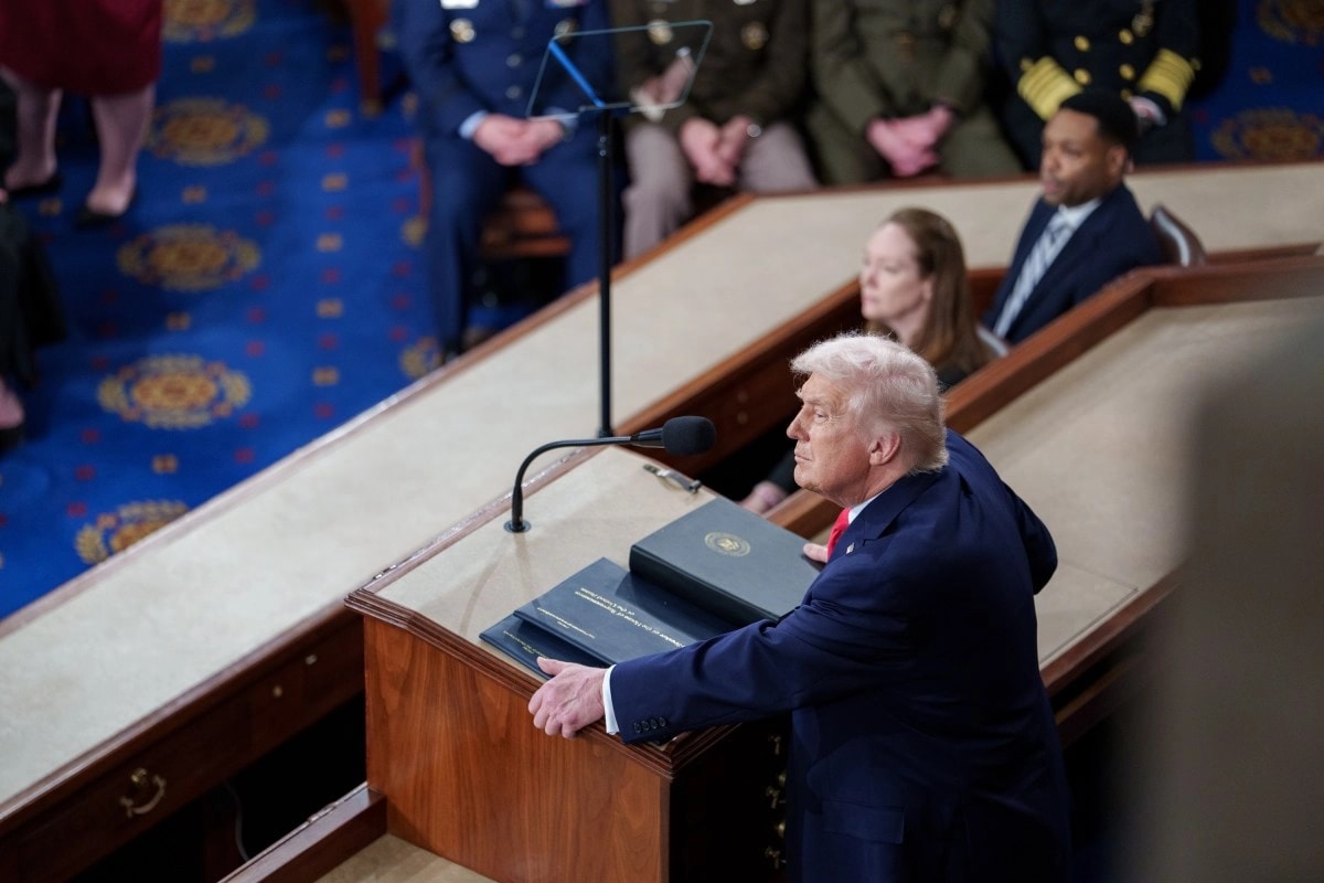 El presidente Donald Trump habla desde el podio durante su discurso del Estado de la Unión en la Cámara de Representantes, con legisladores y funcionarios sentados detrás. Foto de WhiteHouse.gov.