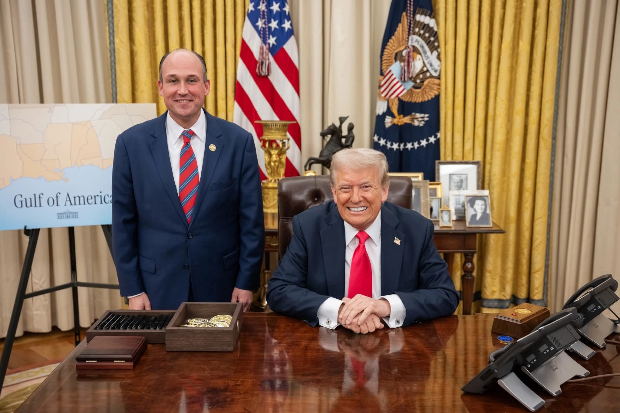 Nick Langworthy posa de pie junto al presidente Donald Trump sentado en el escritorio Resolute en la Oficina Oval de la Casa Blanca. (Imagen tomada de redes sociales de Langworthy)