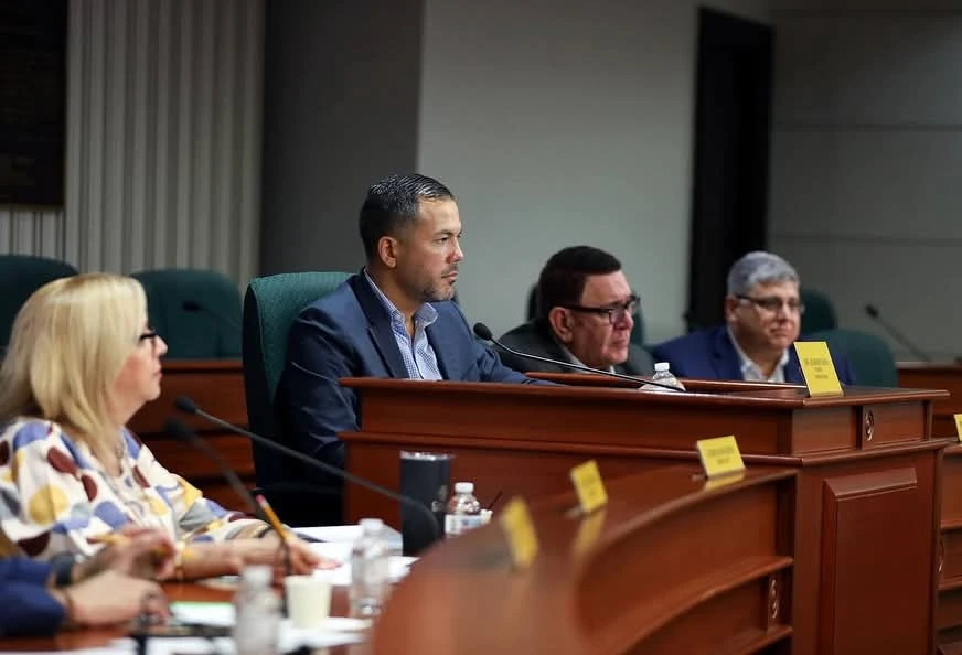 El representante Axel “Chino” Roque preside una vista pública en la Comisión de Turismo de la Cámara de Representantes sobre el Proyecto 605, acompañado por otros legisladores y deponentes.