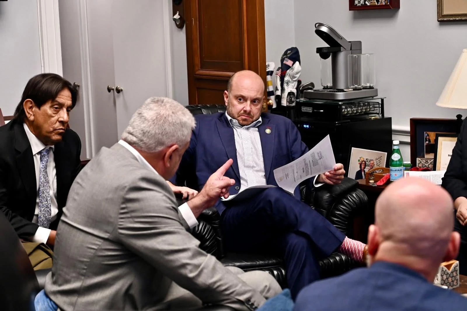 Thomas Rivera Schatz en reunión con el congresista Andrew Garbarino en el Capitolio en Washington, discutiendo asuntos de seguridad nacional y fondos federales.