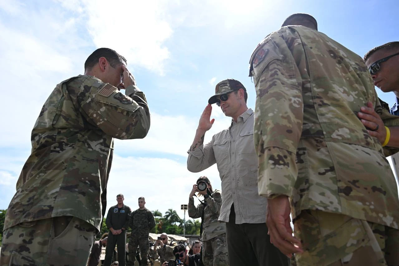 Pete Hegseth, secretario de Guerra de EE. UU., saluda a militares en Puerto Rico tras su llegada a la base aérea. Foto publicada por la gobernadora Jenniffer González en redes sociales.