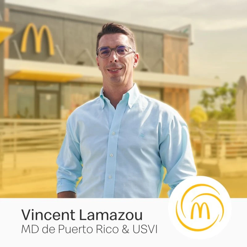 Retrato de Vincent Lamazou, director general de Arcos Dorados en Puerto Rico y USVI, frente a un restaurante McDonald’s.
