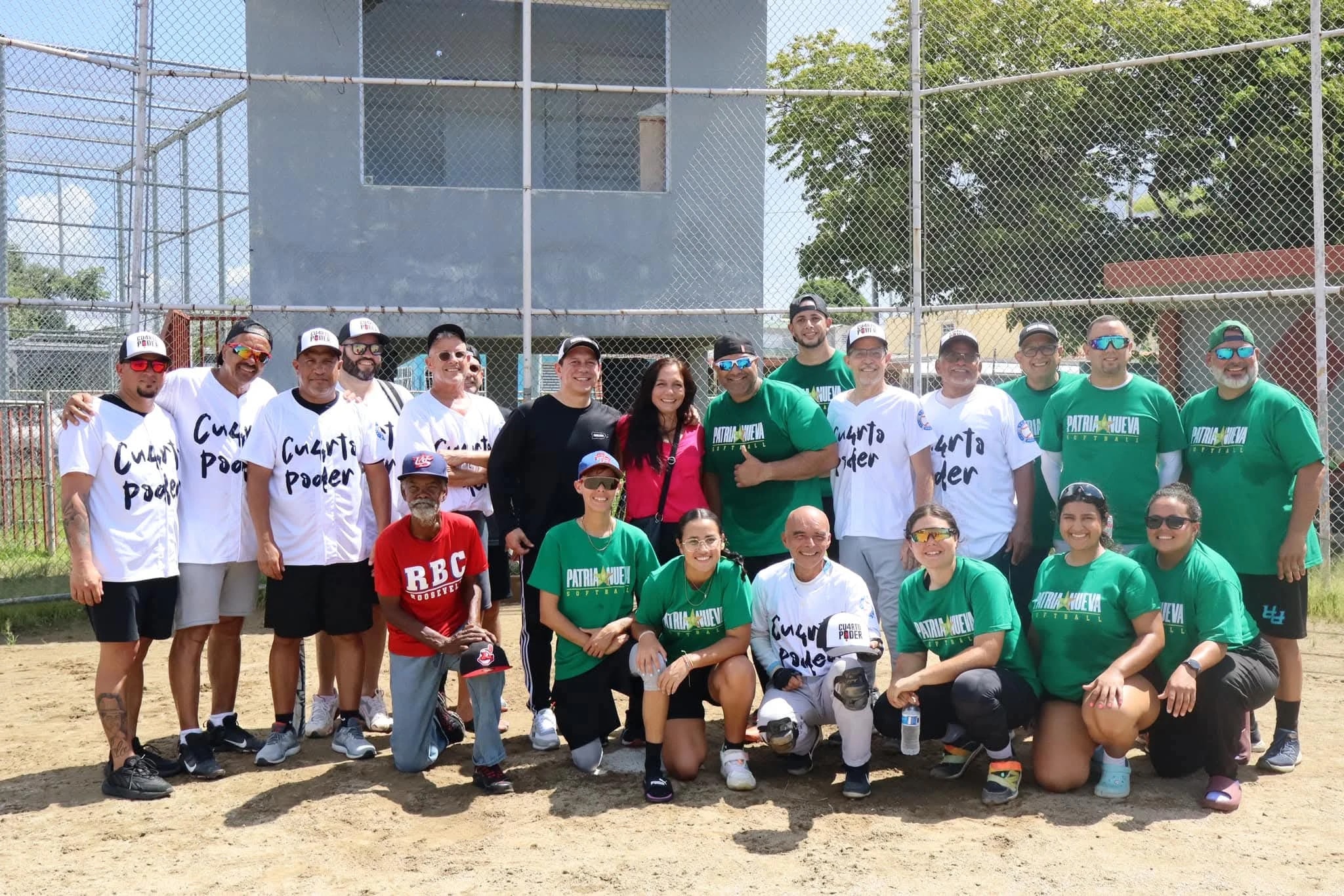 Juan Dalmau y el equipo del Partido Independentista Puertorriqueño posan junto a representantes de la prensa tras un juego amistoso de béisbol.