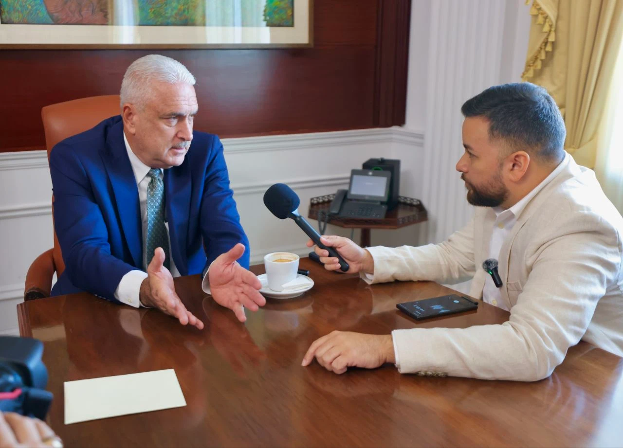 Imagen tomada durante entrevista del Presidente con Rafelli González desde despacho del Presidente en el Capitolio.
