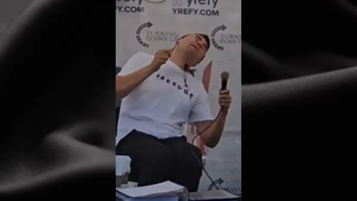 Screenshot de un video que muestra a Charlie Kirk en el instante en que es alcanzado por un disparo en el cuello durante un evento en Utah Valley University.