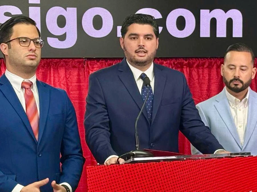 El secretario general del PPD, Manuel Calderón Cerame, junto al portavoz en la Cámara, Héctor Ferrer, y el portavoz en el Senado, Luis J. Hernández. Imagen suministrada.