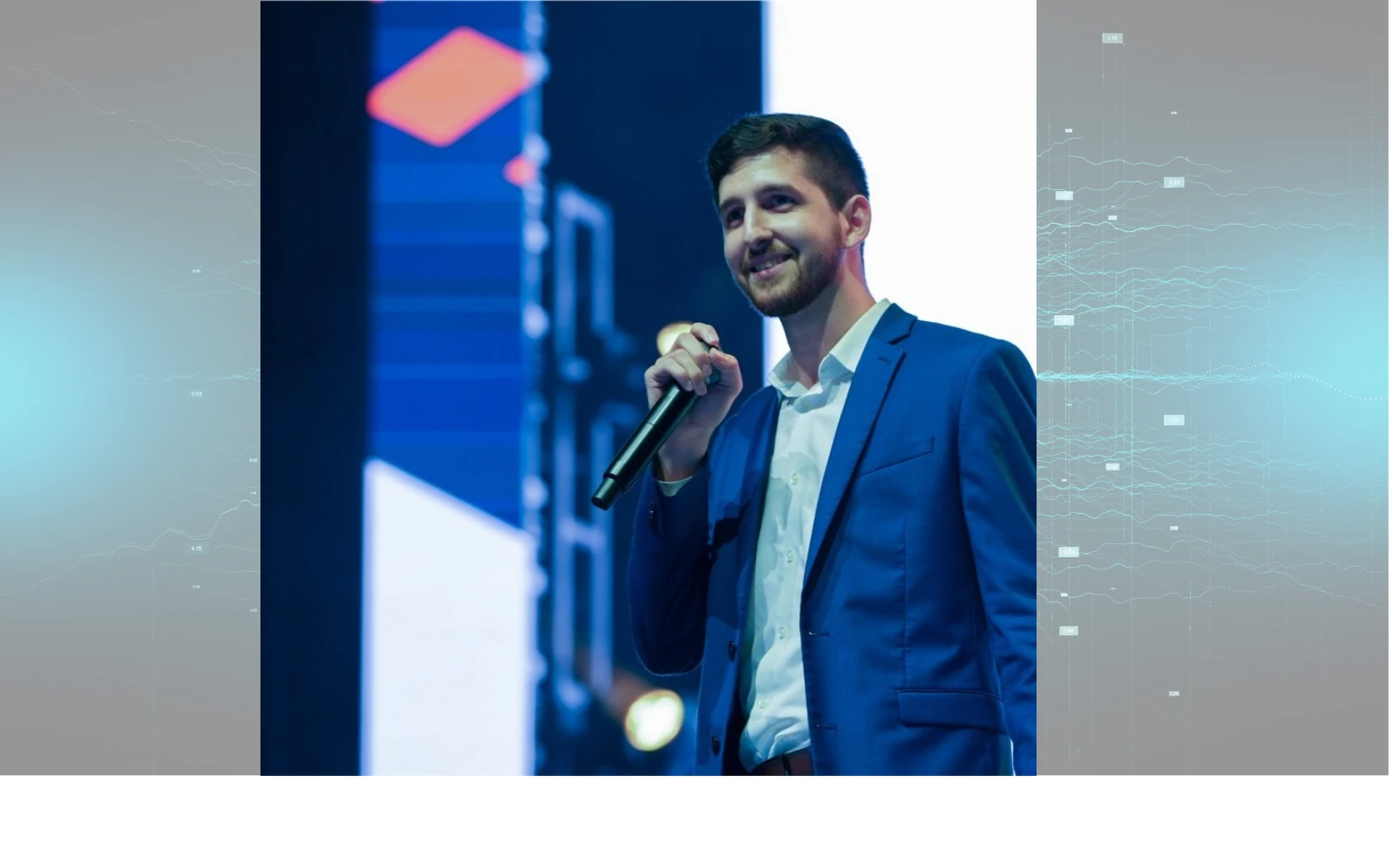 Marc A. Maceira hablando en un foro sobre tecnología y ciberseguridad, vestido con traje azul y sosteniendo un micrófono.